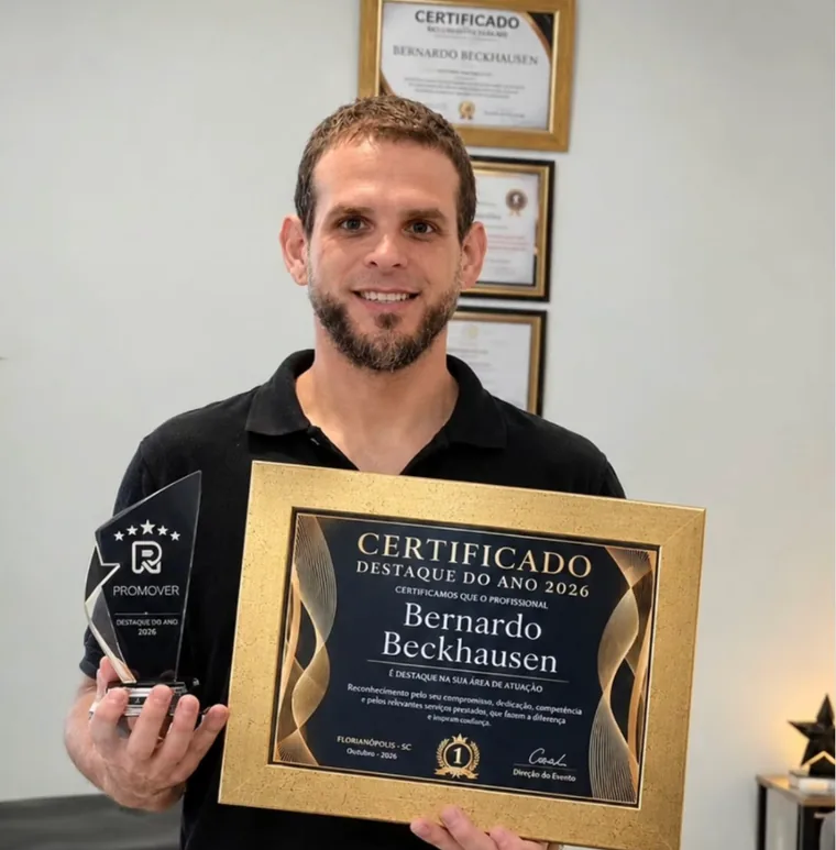 Bernardo Beckhausen segurando o certificado Destaque do Ano 2026